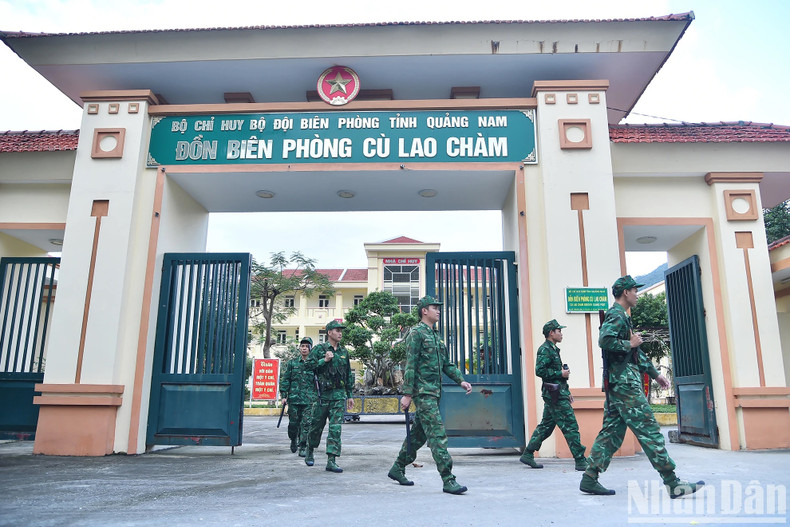 Les membres du poste de garde-frontière de Cù Lao Chàm sont toujours aux côtés de la population locale et remplissent avec succès les tâches qui leur sont assignées. Ils ont mené une coordination étroite avec les forces fonctionnelles et services concernés et les autorités locales pour régler à temps les problèmes en matière de défense et de sécurité nationale, contribuant ainsi à construire une commune insulaire de plus en plus riche, forte et développée.