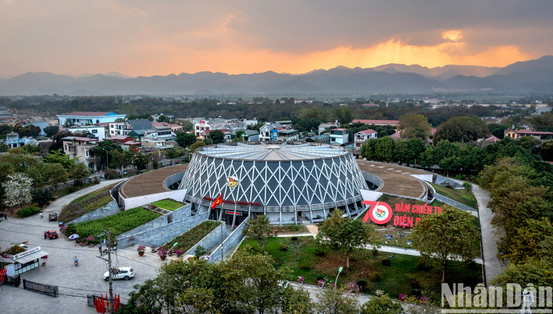 En tant que trésor d’images authentiques et vivantes de la victoire qui « a résonné à travers les cinq continents et a ébranlé le monde », le Musée de la Victoire de Diên Biên Phu est devenu une destination touristique incontournable pour quiconque visite la terre historique de Diên Biên. En tant que trésor d’images authentiques et vivantes de la victoire qui « a résonné à travers les cinq continents et a ébranlé le monde », le Musée de la Victoire de Diên Biên Phu est devenu une destination touristique incontournable pour quiconque visite la terre historique de Diên Biên.