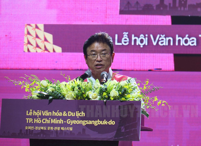 Le gouverneur de la province de Gyeongsangbuk-do, Lee Cheol Woo, présente des atouts culturels et touristiques de sa province. Photo : hcmcpv.org.vn.