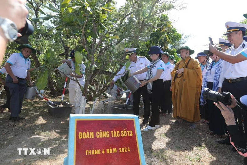 Lors de sa visite à Truong Sa, la délégation n°13, en collaboration avec les soldats et habitants insulaires, plante des arbres. Lors de sa visite à Truong Sa, la délégation n°13, en collaboration avec les soldats et habitants insulaires, plante des arbres.