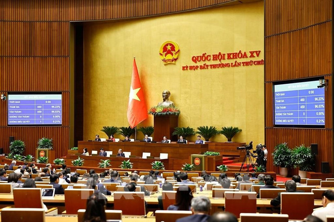 L’Assemblée nationale approuve une résolution visant à relever l’objectif de croissance du PIB du Vietnam à au moins 8% en 2025 et à des taux à deux chiffres sur la période 2026-2030 lors de sa 9e session extraordinaire. Photo : VNA.