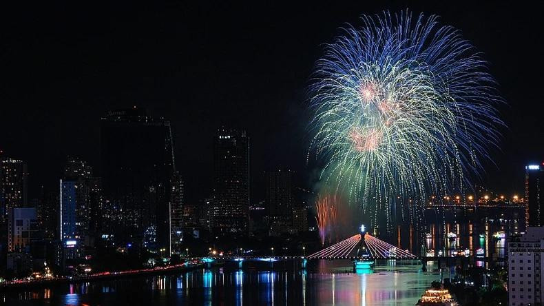 La ville de Dà Nang souhaite attirer de plus en plus de touristes étrangers grâce à ses produits et services touristiques diversifiés et attrayants tels que le Festival international des feux d'artifice (DIFF) ou les zones de villégiature et de l’écotourisme. La ville de Dà Nang souhaite attirer de plus en plus de touristes étrangers grâce à ses produits et services touristiques diversifiés et attrayants tels que le Festival international des feux d'artifice (DIFF) ou les zones de villégiature et de l’écotourisme.