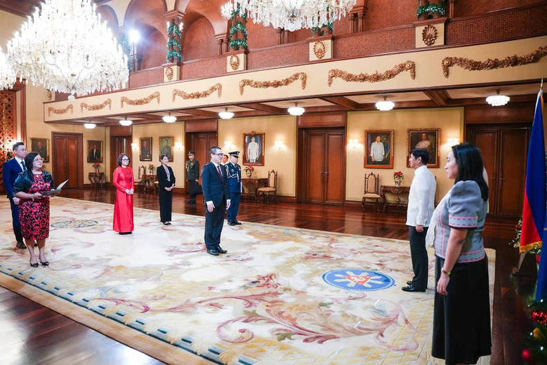 Lors de la cérémonie de remise des lettres de créance au Palais présidentiel des Philippines, le 2 janvier à Manille. Photo : Palais présidentiel des Philippines.
