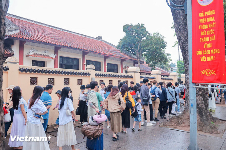 Dans la rue Ngoc Ha, dès 05h30, les visiteurs se pressent pour entrer au mausolée.