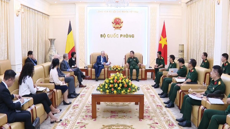 Le général de corps d’armée Hoang Xuan Chien, vice-ministre vietnamien de la Défense, a souligné l’importance pour les deux pays de continuer à promouvoir leur coopération dans les domaines prioritaires tels que l'échange de délégations, l’éducation et la formation, les opérations de maintien de la paix, la médecine militaire et le règlement des conséquences de la guerre. Photo: bienphong.com.vn. Le général de corps d’armée Hoang Xuan Chien, vice-ministre vietnamien de la Défense, a souligné l’importance pour les deux pays de continuer à promouvoir leur coopération dans les domaines prioritaires tels que l'échange de délégations, l’éducation et la formation, les opérations de maintien de la paix, la médecine militaire et le règlement des conséquences de la guerre. Photo: bienphong.com.vn.