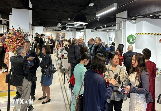 Des agences de voyage échangent lors du programme. Photo : VNA.