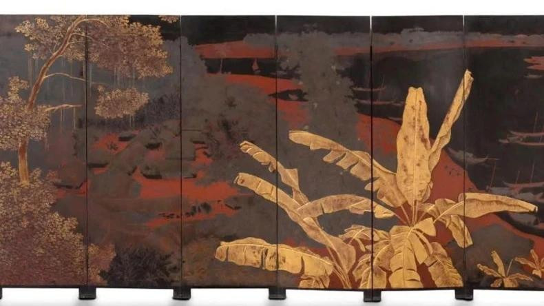 L'œuvre intitulée « Paysage d'un village », un paravent à six feuilles en laque à rehauts d'or du peintre Le Quoc Loc (1918 – 1987), a été adjugée avec succès pour 223 000 euros. Photo : Aguttes. L'œuvre intitulée « Paysage d'un village », un paravent à six feuilles en laque à rehauts d'or du peintre Le Quoc Loc (1918 – 1987), a été adjugée avec succès pour 223 000 euros. Photo : Aguttes.