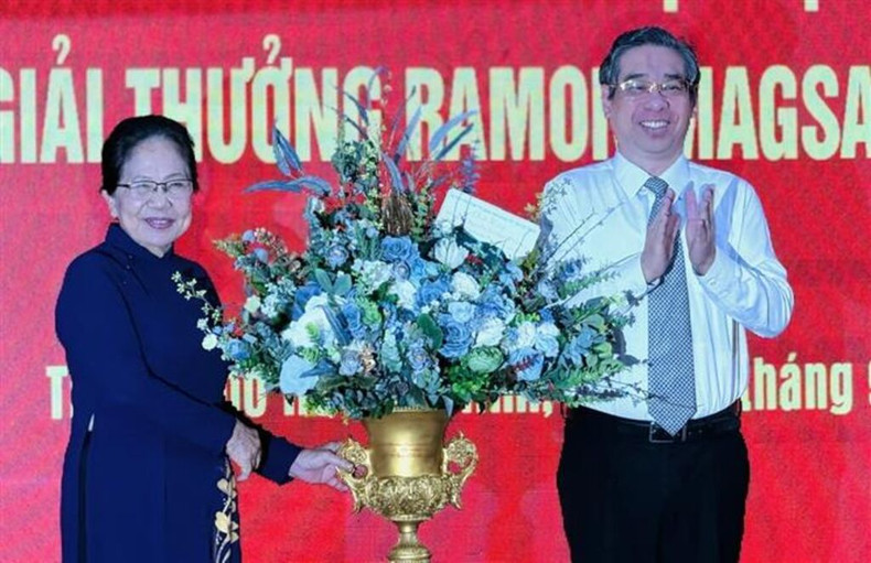 Nguyên Phuoc Lôc, vice-secrétaire du Comité du Parti et président du Comité du Front de la Patrie du Vietnam à Hô Chi Minh-Ville, félicite la Professeure Ngoc Phuong pour son prix Ramon Magsaysay, le 12 septembre 2024. Photo : VNA Nguyên Phuoc Lôc, vice-secrétaire du Comité du Parti et président du Comité du Front de la Patrie du Vietnam à Hô Chi Minh-Ville, félicite la Professeure Ngoc Phuong pour son prix Ramon Magsaysay, le 12 septembre 2024. Photo : VNA