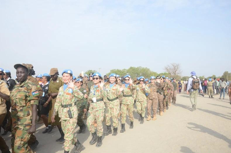 La marche en l’honneur de la Journée internationale de la femme est une bonne occasion pour valoriser le rôle des femmes, notamment les femmes soldats, ainsi que pour renforcer la connexion entre les différentes forces de maintien de la paix des Nations unies. (Photo founie par l’hôpital de campagne de deuxième niveau No 5 du Vietnam au Soudan du Sud) La marche en l’honneur de la Journée internationale de la femme est une bonne occasion pour valoriser le rôle des femmes, notamment les femmes soldats, ainsi que pour renforcer la connexion entre les différentes forces de maintien de la paix des Nations unies. (Photo founie par l’hôpital de campagne de deuxième niveau No 5 du Vietnam au Soudan du Sud)