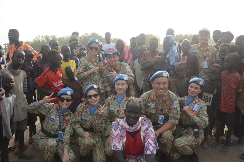 La participation des forces vietnamiennes de la Mission de maintien de la paix des Nations unies au rassemblement en l’honneur de la Journée internationale de la femme permet de promouvoir l’image des Vietnamiennes et des femmes Casques bleus vietnamiennes en particulier auprès des amis internationaux. (Photo founie par l’hôpital de campagne de deuxième niveau No 5 du Vietnam au Soudan du Sud) La participation des forces vietnamiennes de la Mission de maintien de la paix des Nations unies au rassemblement en l’honneur de la Journée internationale de la femme permet de promouvoir l’image des Vietnamiennes et des femmes Casques bleus vietnamiennes en particulier auprès des amis internationaux. (Photo founie par l’hôpital de campagne de deuxième niveau No 5 du Vietnam au Soudan du Sud)