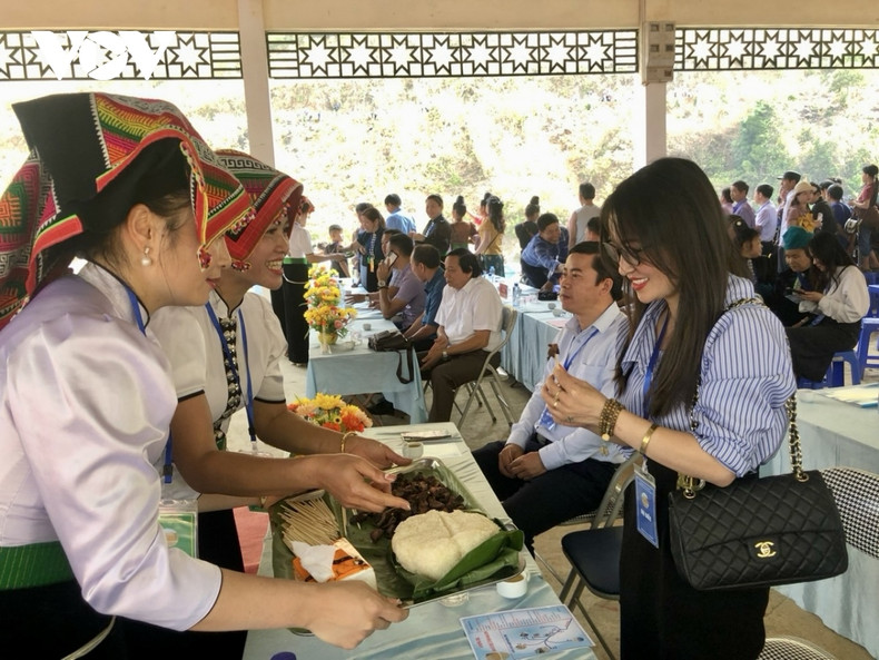 La Fête de la Dame Han permet de préserver et de promouvoir les valeurs culturelles uniques de l’ethnie Thai de la province de Lai Châu. Photo: VOV. La Fête de la Dame Han permet de préserver et de promouvoir les valeurs culturelles uniques de l’ethnie Thai de la province de Lai Châu. Photo: VOV.