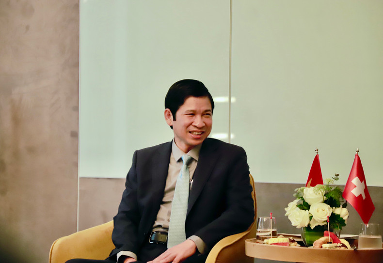 Selon le vice-ministre Ho An Phong, le Vietnam et la Suisse disposent d’un grand potentiel pour donner un nouvel élan à la coopération bilatérale dans tous les domaines, dont la culture, les sports et le tourisme. Photo : toquoc.vn Selon le vice-ministre Ho An Phong, le Vietnam et la Suisse disposent d’un grand potentiel pour donner un nouvel élan à la coopération bilatérale dans tous les domaines, dont la culture, les sports et le tourisme. Photo : toquoc.vn