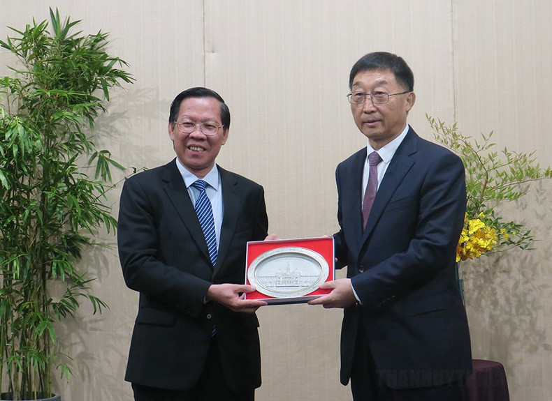 Le président du Comité populaire de Hô Chi Minh-Ville, Phan Van Mai (à gauche), offre un cadeau souvenir au secrétaire du Comité du Parti communiste chinois de la région autonome Zhuang du Guangxi et également président du Comité permanent de l’Assemblée populaire régionale, Liu Ning. Photo: hcmcpv.org.vn. Le président du Comité populaire de Hô Chi Minh-Ville, Phan Van Mai (à gauche), offre un cadeau souvenir au secrétaire du Comité du Parti communiste chinois de la région autonome Zhuang du Guangxi et également président du Comité permanent de l’Assemblée populaire régionale, Liu Ning. Photo: hcmcpv.org.vn.