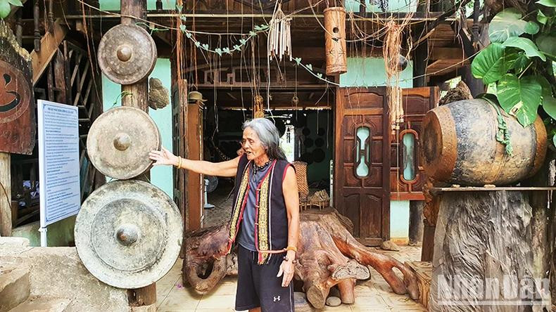 L’artisan émérite A Biu, du hameau Klêch, dans la province de Kon Tum, présente avec passion ses collections de gongs. Photo: NDEL. L’artisan émérite A Biu, du hameau Klêch, dans la province de Kon Tum, présente avec passion ses collections de gongs. Photo: NDEL.