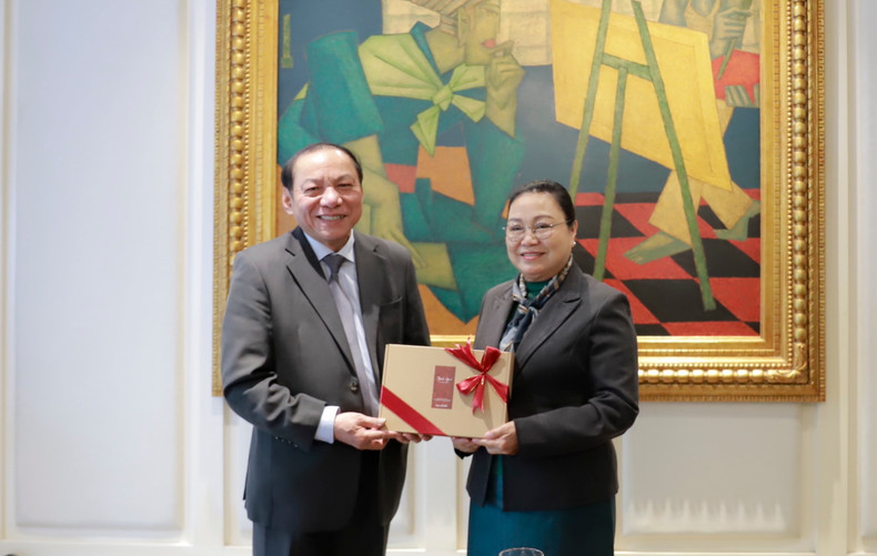 L’ambassadrice laotienne Khamphao Ernthavanh a proposé aux deux pays de poursuivre leur soutien mutuel et leur coordination étroite dans les activités de coopération bilatérale ainsi que dans le cadre des forums multilatéraux. Cela permettra d’approfondir les relations d’amitié traditionnelle, de solidarité spéciale et de coopération intégrale entre les deux pays. Photo : toquoc.vn. L’ambassadrice laotienne Khamphao Ernthavanh a proposé aux deux pays de poursuivre leur soutien mutuel et leur coordination étroite dans les activités de coopération bilatérale ainsi que dans le cadre des forums multilatéraux. Cela permettra d’approfondir les relations d’amitié traditionnelle, de solidarité spéciale et de coopération intégrale entre les deux pays. Photo : toquoc.vn.