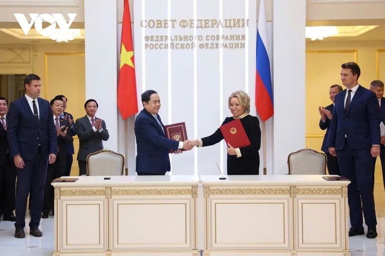 Signature d'un accord de coopération entre l'AN du Vietnam et le Conseil de la Fédération de l'Assemblée fédérale de Russie. Photo: VOV.