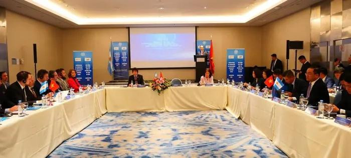 Vue générale de la Conférence sur la promotion des investissements, du commerce et du tourisme entre Hanoï et l'Argentine, le 13 août à Buenos Aires. Photo: KTDT. Vue générale de la Conférence sur la promotion des investissements, du commerce et du tourisme entre Hanoï et l'Argentine, le 13 août à Buenos Aires. Photo: KTDT.