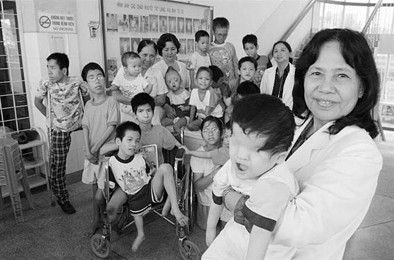La Pr. Nguyên Thi Ngoc Phuong avec des enfants victimes de l’agent orange/dioxine du Village de la paix à Hô Chi Minh-Ville. Photo : VNA La Pr. Nguyên Thi Ngoc Phuong avec des enfants victimes de l’agent orange/dioxine du Village de la paix à Hô Chi Minh-Ville. Photo : VNA