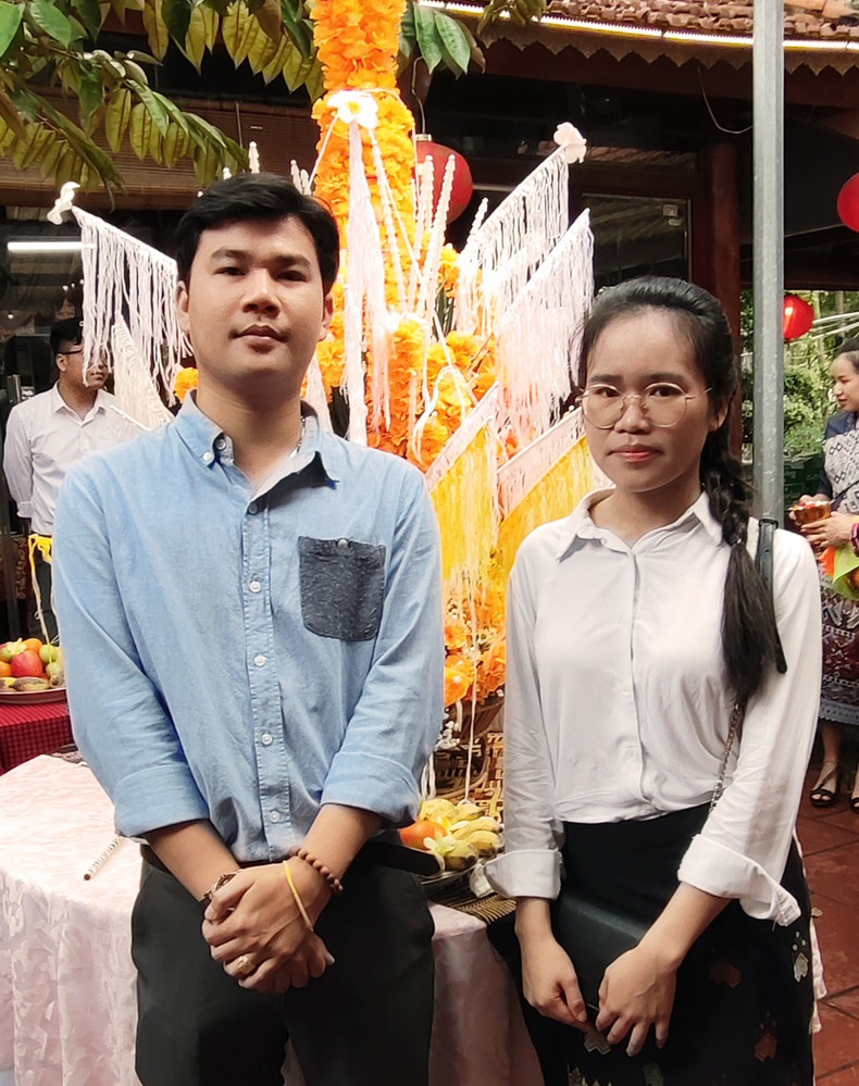 C’est la quatrième année que Souphin (à droite), étudiante de l’Université des ressources en eau du Vietnam, originaire de la province laotienne de Champassak, accueille le Bunpimay loin de chez lui. Pourtant, elle se sent comme à la maison ici, car les rituels traditionnels sont bien organisés. Photo : thoidai.com.vn.