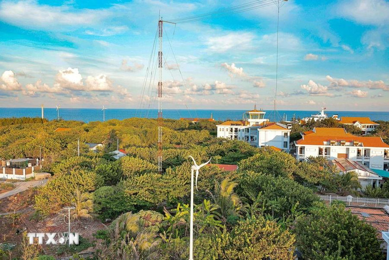 Le bleu du ciel et de la mer se mélange au vert des arbres sur la Grande île de Truong Sa. Le bleu du ciel et de la mer se mélange au vert des arbres sur la Grande île de Truong Sa.
