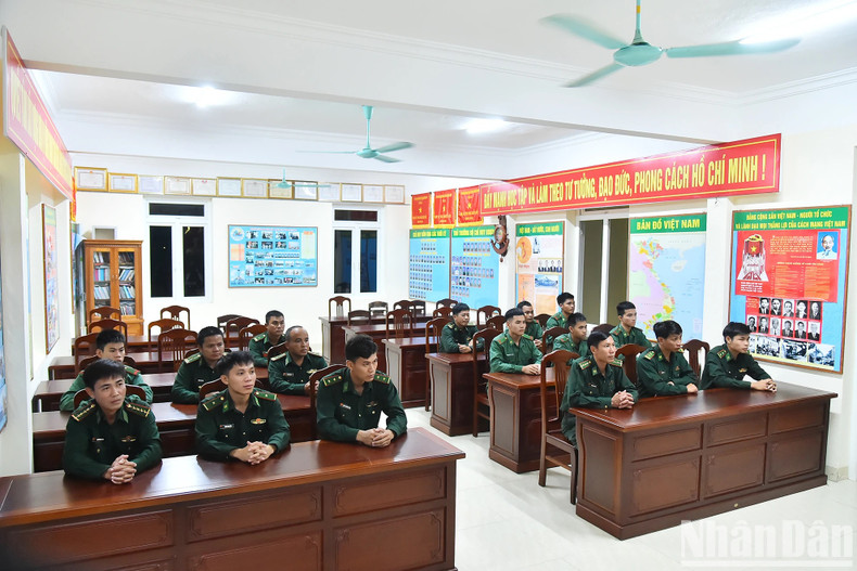 Lire des journaux imprimés et regarder le programme d’Actualités sur la télévision sont l’une des 11 règles mises en œuvre quotidiennement pour chaque soldat à Cù Lao Chàm.