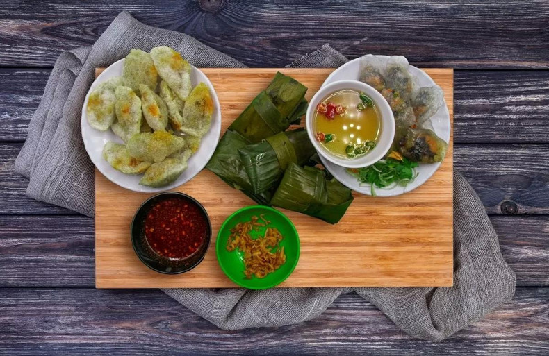 Lors de leur voyage à Quang Binh, les touristes peuvent déguster les plats traditionnels typiques comme « cháo canh cá lóc » (soupe de riz au poisson à tête de serpent), « miến lươn » (soupe de vermicelles aux anguilles) et « bánh bèo » (plat à base de farine de riz cuite à la vapeur). Photo: TITC. Lors de leur voyage à Quang Binh, les touristes peuvent déguster les plats traditionnels typiques comme « cháo canh cá lóc » (soupe de riz au poisson à tête de serpent), « miến lươn » (soupe de vermicelles aux anguilles) et « bánh bèo » (plat à base de farine de riz cuite à la vapeur). Photo: TITC.