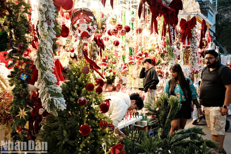 Chaque Noël est l’occasion pour les paroissiens de se rassembler et de se réunir avec leurs familles, de chanter les louanges du seigneur et de s’offrir de l’amour. Photo : Trung Hieu/NDEL. Chaque Noël est l’occasion pour les paroissiens de se rassembler et de se réunir avec leurs familles, de chanter les louanges du seigneur et de s’offrir de l’amour. Photo : Trung Hieu/NDEL.