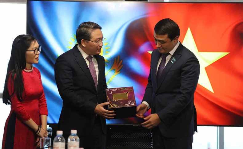 Le secrétaire du Comité provincial du Parti de Khanh Hoa, Nguyên Hai Ninh (au centre), remet un cadeau de souvenirs au président du Conseil populaire de la ville kazakhe d’Almaty, Meirzhan Otynshiyev. Photo: baoquocte.vn. Le secrétaire du Comité provincial du Parti de Khanh Hoa, Nguyên Hai Ninh (au centre), remet un cadeau de souvenirs au président du Conseil populaire de la ville kazakhe d’Almaty, Meirzhan Otynshiyev. Photo: baoquocte.vn.