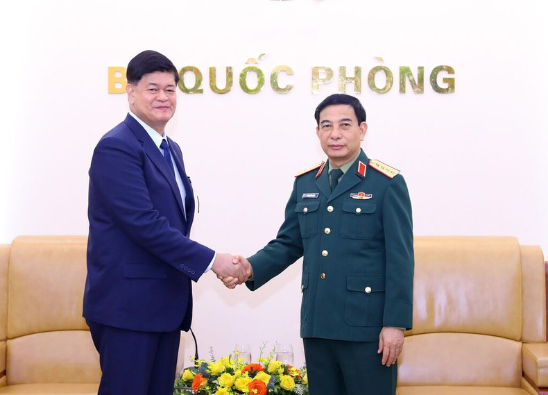 Le général Phan Van Giang, ministre vietnamien de la Défense (à droite), et le vice-ministre philippin de la Défense, Irineo Cruz Espino. Photo : VNA. Le général Phan Van Giang, ministre vietnamien de la Défense (à droite), et le vice-ministre philippin de la Défense, Irineo Cruz Espino. Photo : VNA.