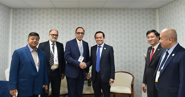 Rencontre entre le Vice-PM vietnamien, Trân Luu Quang (4e à gauche) et des responsables du groupe indien Uno Minda, le 10 janvier en Inde. Photo : baochinhphu.vn. Rencontre entre le Vice-PM vietnamien, Trân Luu Quang (4e à gauche) et des responsables du groupe indien Uno Minda, le 10 janvier en Inde. Photo : baochinhphu.vn.