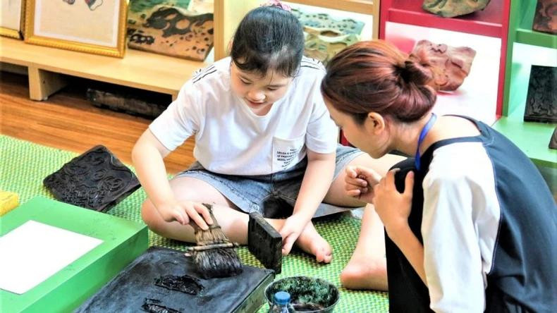Les enfants peuvent profiter de la découverte des villages artisanaux traditionnels du Vietnam tels que le village céramique et de la poterie de Bat Trang, ou encore le village de fabrication des estampes populaires de Dong Ho. Photo: Musée d’ethnographie du Vietnam. Les enfants peuvent profiter de la découverte des villages artisanaux traditionnels du Vietnam tels que le village céramique et de la poterie de Bat Trang, ou encore le village de fabrication des estampes populaires de Dong Ho. Photo: Musée d’ethnographie du Vietnam.