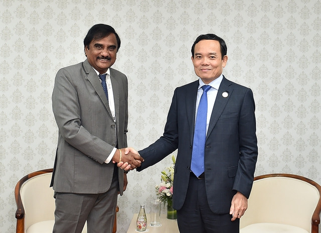 Rencontre entre le vice-PM vietnamien Trân Luu Quang (à droite) et le représentant du groupe indien SMS Pharmaceuticals, le 10 janvier en Inde. Photo: baochinhphu.vn. Rencontre entre le vice-PM vietnamien Trân Luu Quang (à droite) et le représentant du groupe indien SMS Pharmaceuticals, le 10 janvier en Inde. Photo: baochinhphu.vn.