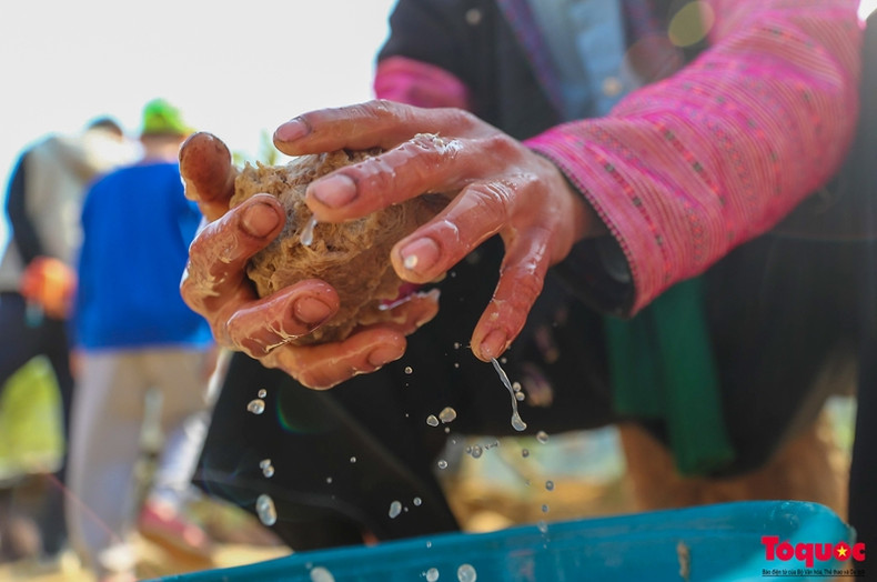 Le papier est souvent fabriqué pendant les temps libres, notamment le Têt, et pendant la saison sèche. Ce travail demandant de l'habileté et de la méticulosité est dévolu aux femmes. Le papier est souvent fabriqué pendant les temps libres, notamment le Têt, et pendant la saison sèche. Ce travail demandant de l'habileté et de la méticulosité est dévolu aux femmes.