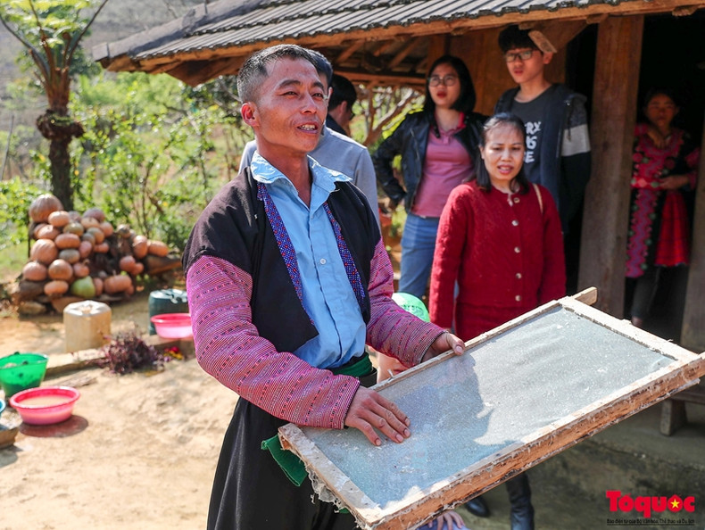 Selon M. Cua, les outils pour réaliser des peintures sur papier sont également très simples et peuvent être fabriqués soi-même. L'outil le plus basique est un moule pour enduire le papier, en tissu tendu sur un cadre en bambou ou en bois. La surface du moule est en coton et aérée, et mesure environ 60x120 cm. Selon M. Cua, les outils pour réaliser des peintures sur papier sont également très simples et peuvent être fabriqués soi-même. L'outil le plus basique est un moule pour enduire le papier, en tissu tendu sur un cadre en bambou ou en bois. La surface du moule est en coton et aérée, et mesure environ 60x120 cm.
