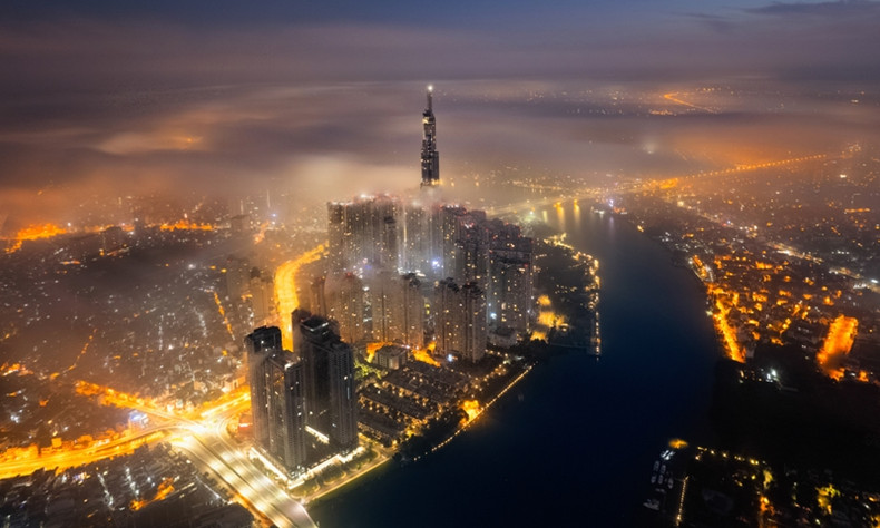 La "saison de chasse" aux nuages à Hô Chi Minh-Ville tombe de juin à août. Selon M. Viet, pendant cette période, s'il y a de fortes pluies le soir, l'aube suivante sera probablement brumeuse, créant une scène de hauts immeubles perçant le ciel nuageux. La "saison de chasse" aux nuages à Hô Chi Minh-Ville tombe de juin à août. Selon M. Viet, pendant cette période, s'il y a de fortes pluies le soir, l'aube suivante sera probablement brumeuse, créant une scène de hauts immeubles perçant le ciel nuageux.