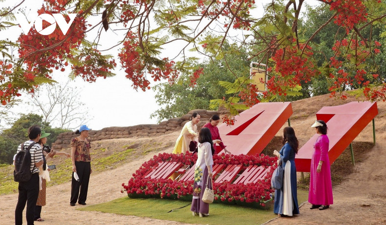 De nombreux touristes choisissent cet endroit pour prendre des photos lors de leur visite à Diên Biên Phu. Photo: VOV. De nombreux touristes choisissent cet endroit pour prendre des photos lors de leur visite à Diên Biên Phu. Photo: VOV.
