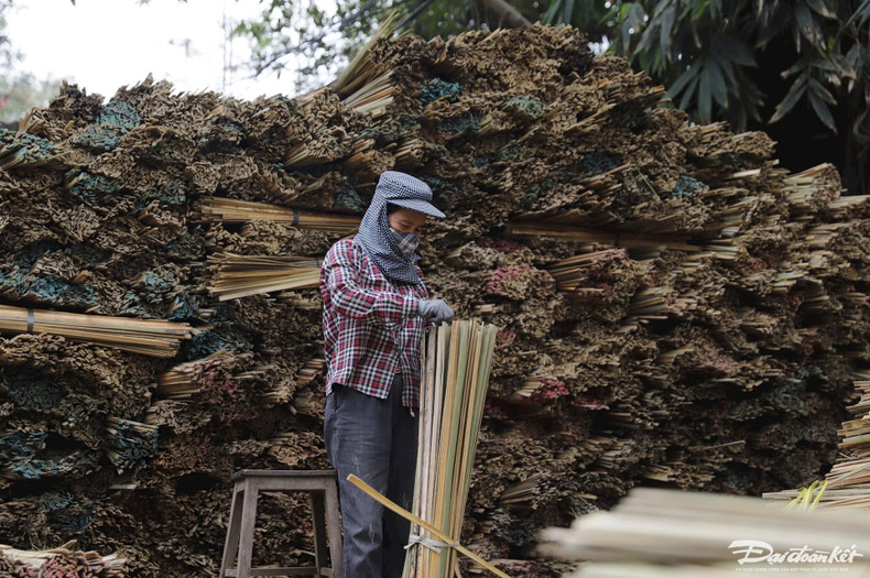 Selon les personnes âgées, l’artisanat de fabrication de l’encens est pratiqué à Quang Phu Cau depuis plus de 100 ans, d’abord dans le hameau de Phu Luong Thuong, avant d’être étendu aux autres hameaux, comme Xa Cau, Quang Nguyen, Phu Luong Ha, Cau Bau et Dao Tu. Photo: daidoanket.vn. Selon les personnes âgées, l’artisanat de fabrication de l’encens est pratiqué à Quang Phu Cau depuis plus de 100 ans, d’abord dans le hameau de Phu Luong Thuong, avant d’être étendu aux autres hameaux, comme Xa Cau, Quang Nguyen, Phu Luong Ha, Cau Bau et Dao Tu. Photo: daidoanket.vn.