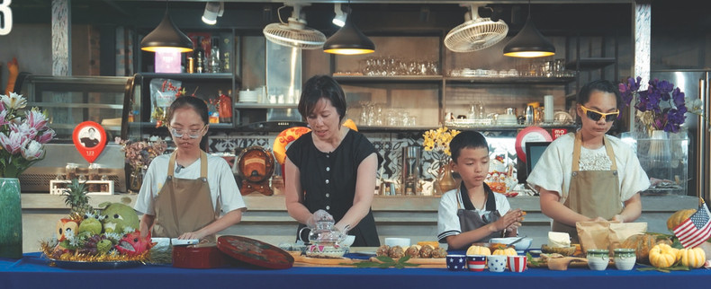 Christine Hà apprend aux enfants malvoyants à cuisiner. Photo : CVN. Christine Hà apprend aux enfants malvoyants à cuisiner. Photo : CVN.