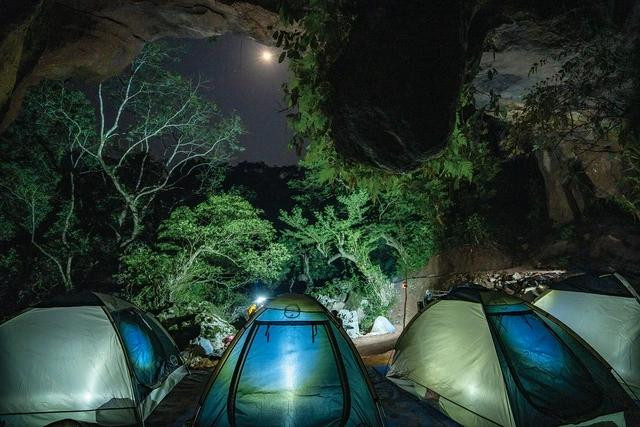 L'espace du camp de la grotte Dai Cao la nuit. Photo : Oxalis. L'espace du camp de la grotte Dai Cao la nuit. Photo : Oxalis.