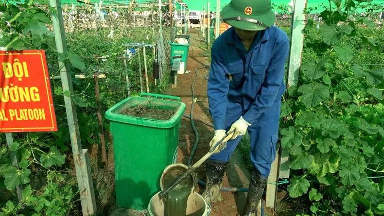 L'équipe du génie militaire vietnamien a fait du compost à parti des déchets alimentaires et des plantes herbacées pour améliorer la porosité et la fertilité des sols. Photo fournie par l’équipe de génie militaire No3 du Vietnam. L'équipe du génie militaire vietnamien a fait du compost à parti des déchets alimentaires et des plantes herbacées pour améliorer la porosité et la fertilité des sols. Photo fournie par l’équipe de génie militaire No3 du Vietnam.