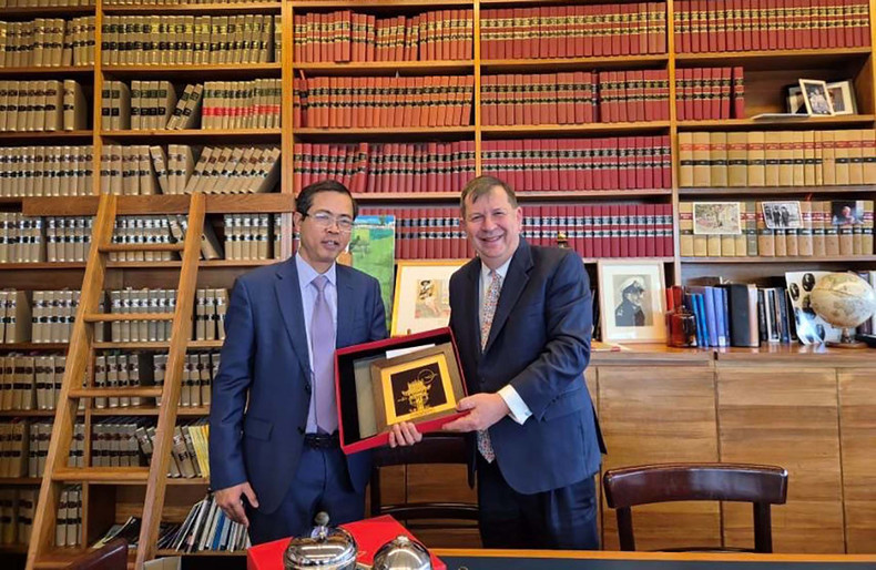 L'ambassadeur vietnamien en Australie, Pham Hung Tam (à gauche), offre un cadeau au juge en chef de la Cour suprême de la Nouvelle-Galles du Sud, Andrew Bell. Photo: baoquocte.vn. L'ambassadeur vietnamien en Australie, Pham Hung Tam (à gauche), offre un cadeau au juge en chef de la Cour suprême de la Nouvelle-Galles du Sud, Andrew Bell. Photo: baoquocte.vn.