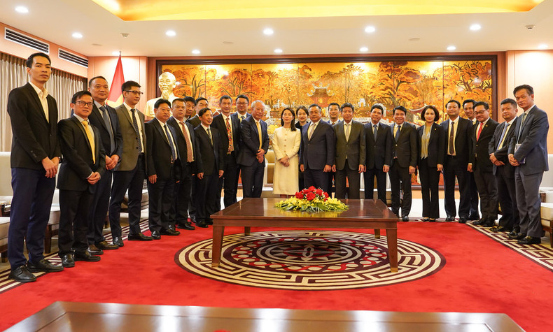 Les deux parties ont discuté des orientations de coopération dans les domaines d’intérêt commun, tels que la construction des villes intelligentes, l’aménagement et la gestion des cités urbaines modernes. Photo : hanoimoi.vn. Les deux parties ont discuté des orientations de coopération dans les domaines d’intérêt commun, tels que la construction des villes intelligentes, l’aménagement et la gestion des cités urbaines modernes. Photo : hanoimoi.vn.