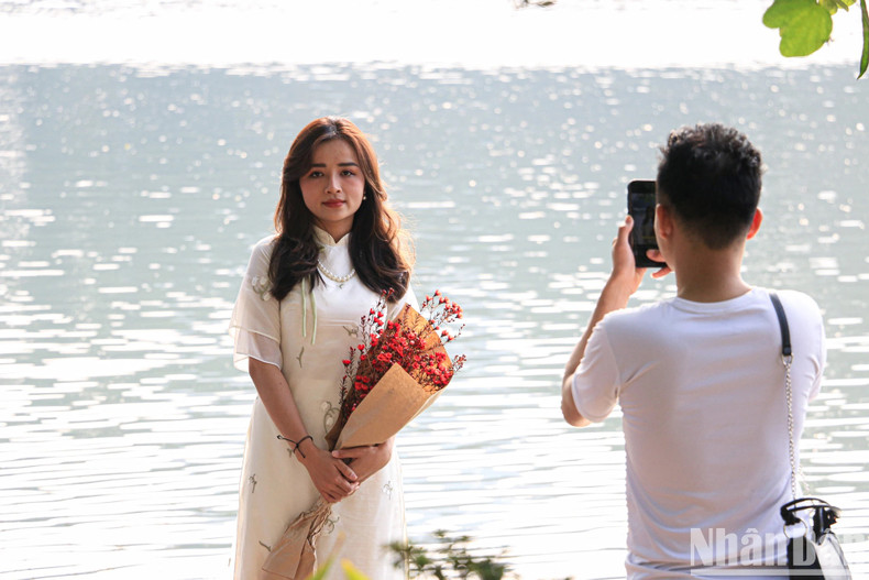 Profitant du dernier jour des vacances, de nombreux jeunes sont allés au lac Hoàn Kiêm pour prendre des photos avec des ao dai (tunique traditionnelle vietnamienne). Profitant du dernier jour des vacances, de nombreux jeunes sont allés au lac Hoàn Kiêm pour prendre des photos avec des ao dai (tunique traditionnelle vietnamienne).