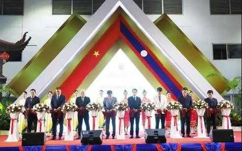 La Foire commerciale Vietnam - Laos 2024 (VIETLAO EXPO), le plus grand événement annuel de promotion commerciale organisé conjointement par les ministères de l’Industrie et du Commerce des deux pays, se tient du 25 au 29 juillet dans la capitale lao Vientiane. Photo : VNA. La Foire commerciale Vietnam - Laos 2024 (VIETLAO EXPO), le plus grand événement annuel de promotion commerciale organisé conjointement par les ministères de l’Industrie et du Commerce des deux pays, se tient du 25 au 29 juillet dans la capitale lao Vientiane. Photo : VNA.