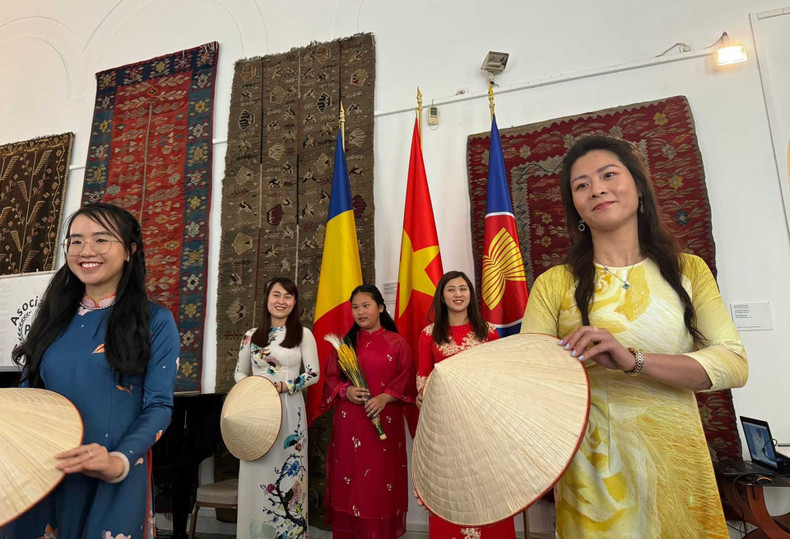 Le Festival culturel Mogosoaia ClasicFest 13 est une bonne opportunité de présenter aux amis étrangers les particularités culturelles, gastronomiques et touristiques du Vietnam. Photo: baoquocte.vn.