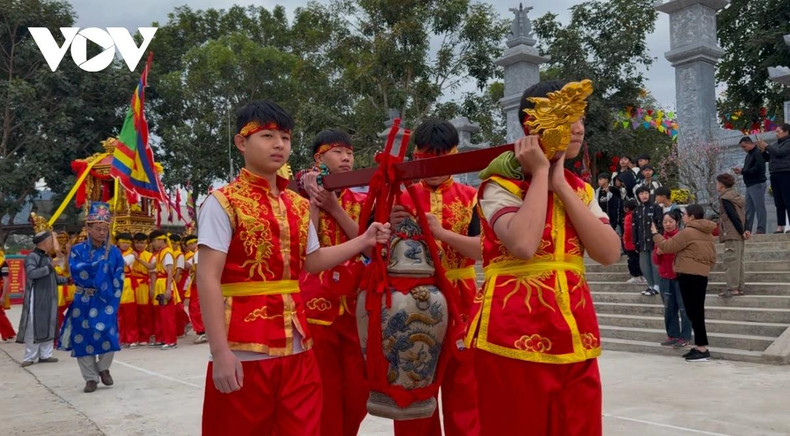 Le 9 février (soit le 12e jour du premier mois lunaire), une cérémonie d’offrande d’encens a eu lieu au temple Hai Ba Trung, dans le hameau de Thong Nhat, commune de Chieng Khuong, district de Song Ma, province de Son La, pour célébrer la mémoire des deux héroïnes nationales vietnamiennes : les deux sœurs Trung. Photo : VOV Le 9 février (soit le 12e jour du premier mois lunaire), une cérémonie d’offrande d’encens a eu lieu au temple Hai Ba Trung, dans le hameau de Thong Nhat, commune de Chieng Khuong, district de Song Ma, province de Son La, pour célébrer la mémoire des deux héroïnes nationales vietnamiennes : les deux sœurs Trung. Photo : VOV