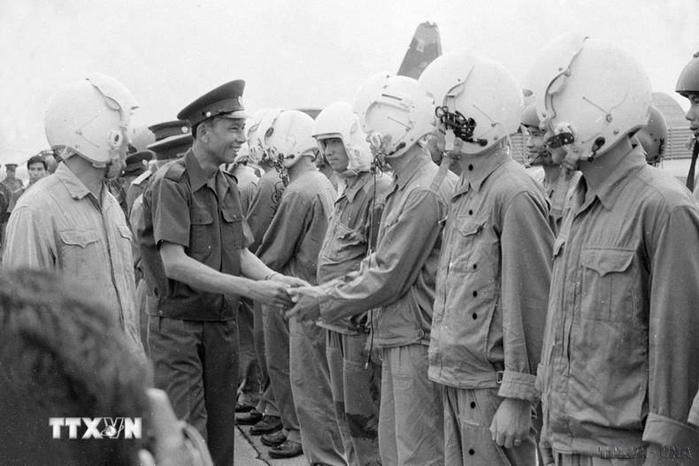 . Le vice-Premier ministre et ministre laotien de la Défense, Khamtay Siphandone, visite le commandement de la 7e région militaire et l'aéroport de Bien Hoa du Vietnam (en 1977). Photo d'archives : VNA. . Le vice-Premier ministre et ministre laotien de la Défense, Khamtay Siphandone, visite le commandement de la 7e région militaire et l'aéroport de Bien Hoa du Vietnam (en 1977). Photo d'archives : VNA.