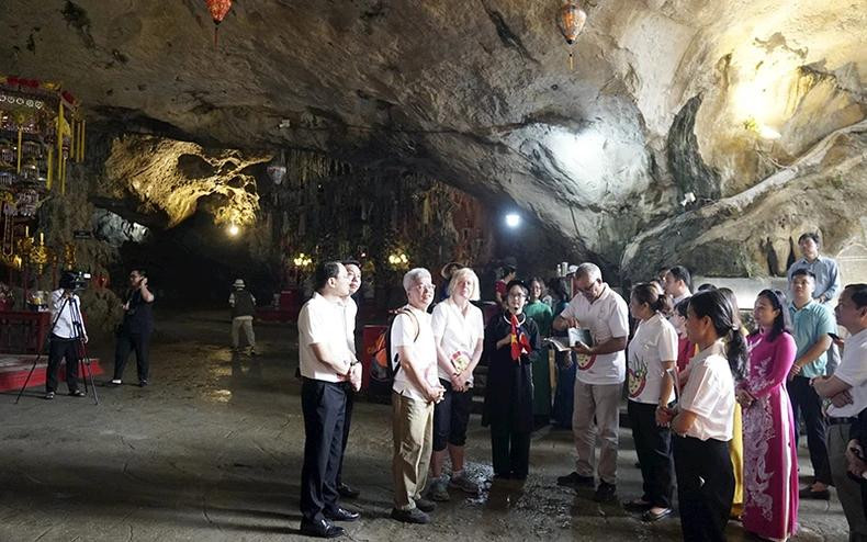 Des scientifiques visitent la grotte de Tam Thanh, dans la ville de Lang Son, province de Lang Son. Photo : NDEL.