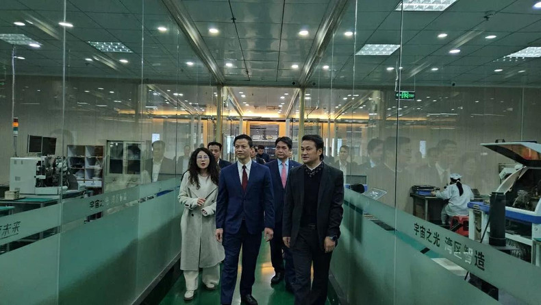 Le président du groupe de Songshan Lake a demandé aux autorités de Bac Ninh et aux organes compétents vietnamiens de créer des conditions favorables pour que son groupe puisse sonder les opportunités d’affaires et d’investissement à Bac Ninh. Photo : baoquocte.vn Le président du groupe de Songshan Lake a demandé aux autorités de Bac Ninh et aux organes compétents vietnamiens de créer des conditions favorables pour que son groupe puisse sonder les opportunités d’affaires et d’investissement à Bac Ninh. Photo : baoquocte.vn