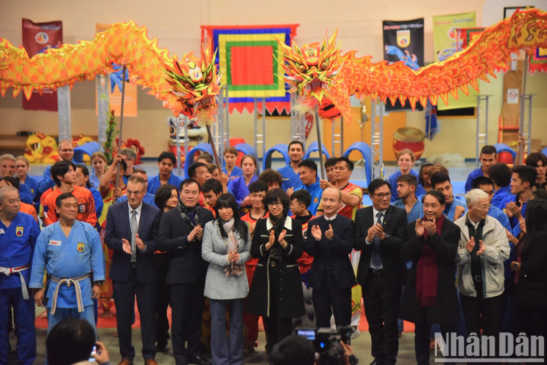 Pour rappel, en février 2023, la Fédération vietnamienne de danse du lion et du dragon a été créée grâce au soutien de nombreuses entreprises, organisations et individus du Vietnam, dans le but de promouvoir ce type de danse et la culture vietnamienne en général dans le monde.